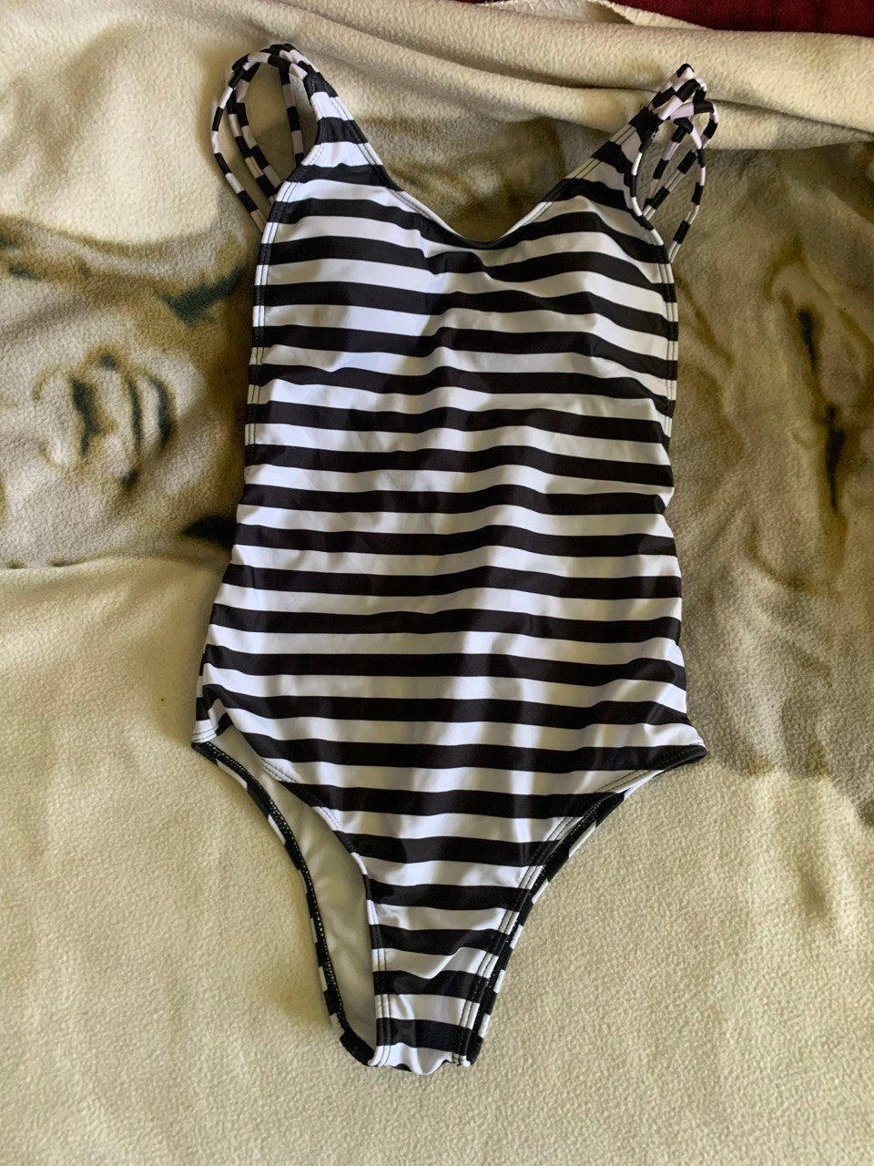 les body noir, reille,bordeux et bleu turquoise