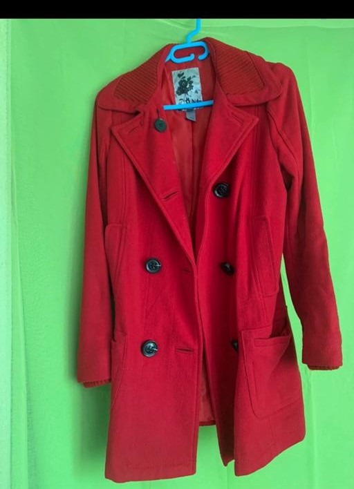 Manteau 🧥 rouges avec de gros boutons