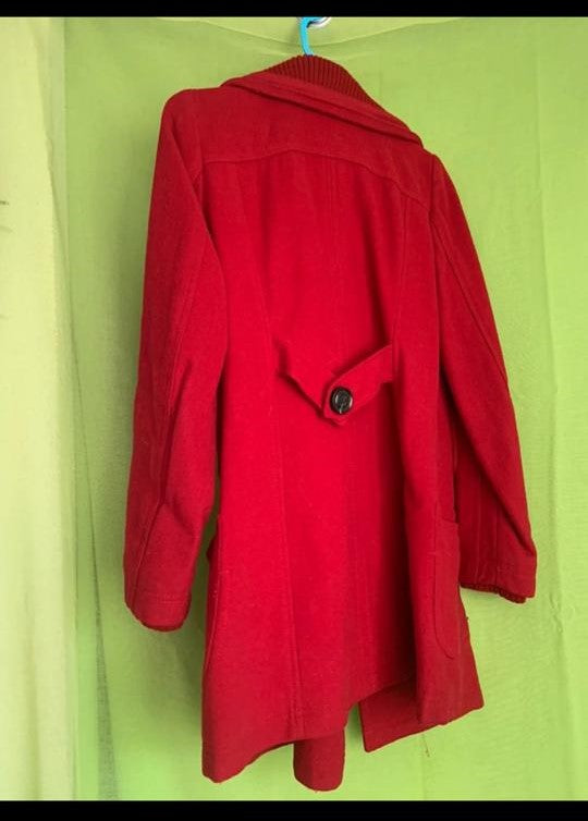 Manteau 🧥 rouges avec de gros boutons