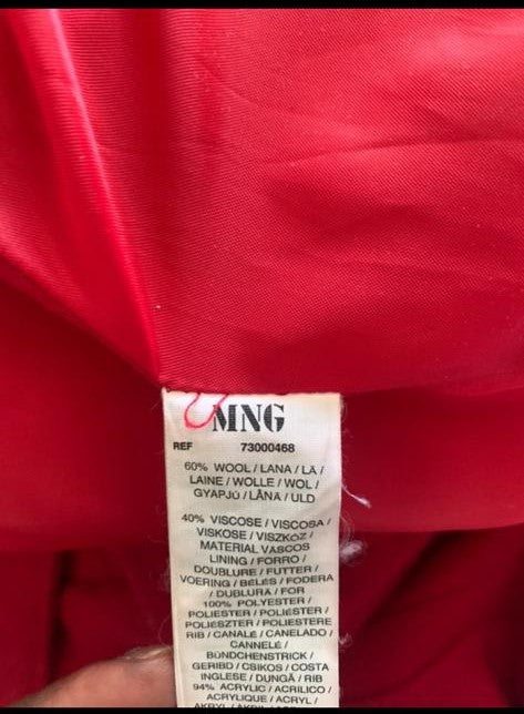 Manteau 🧥 rouges avec de gros boutons