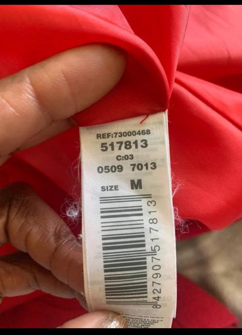 Manteau 🧥 rouges avec de gros boutons