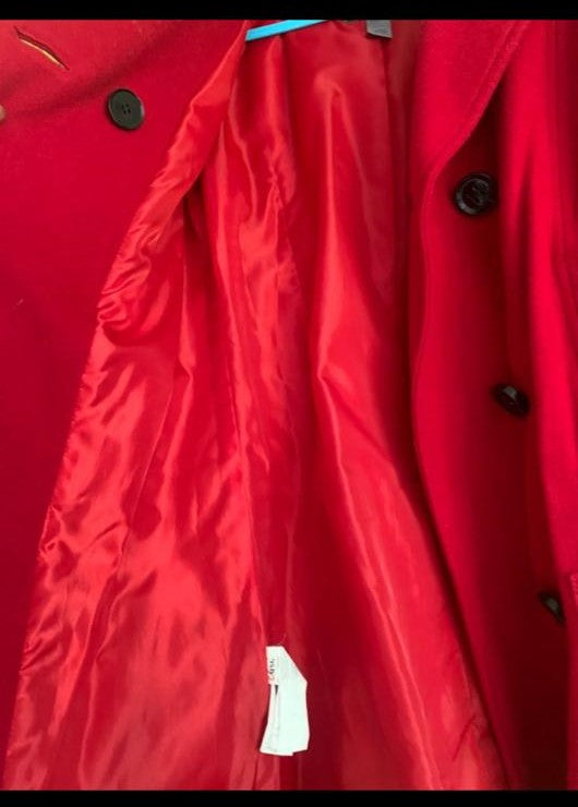 Manteau 🧥 rouges avec de gros boutons
