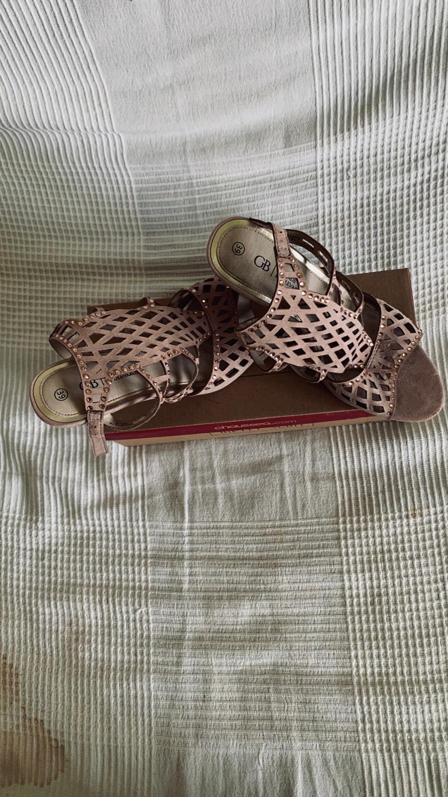 SANDALES D'ÉTÉ A TALON ET PLATE