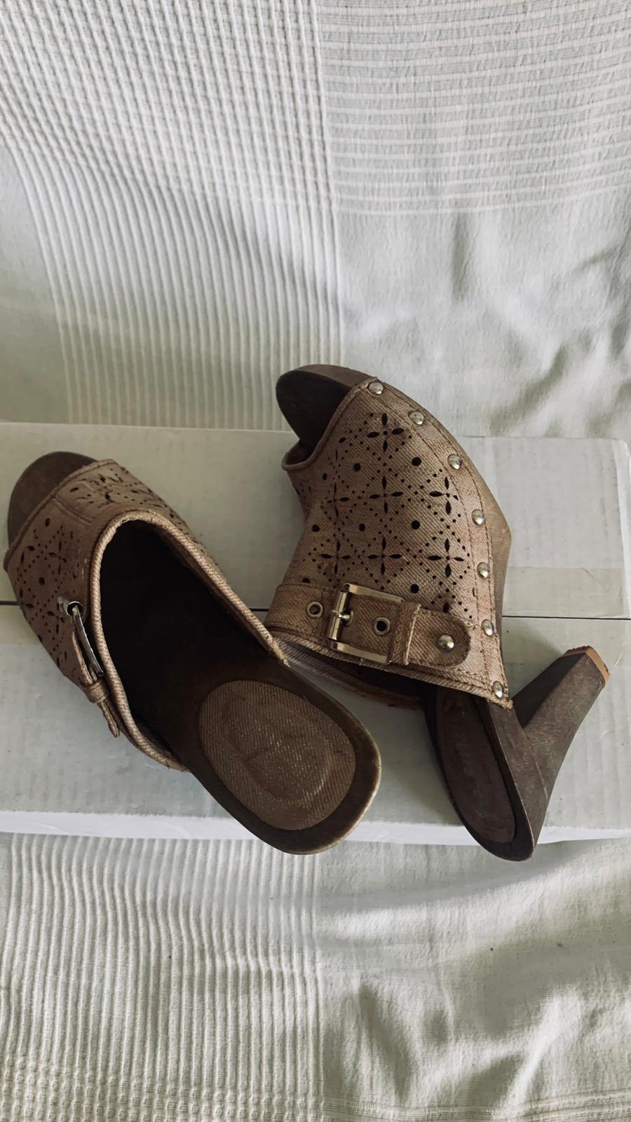 CHAUSSURE D'ÉTÉ A TALONS