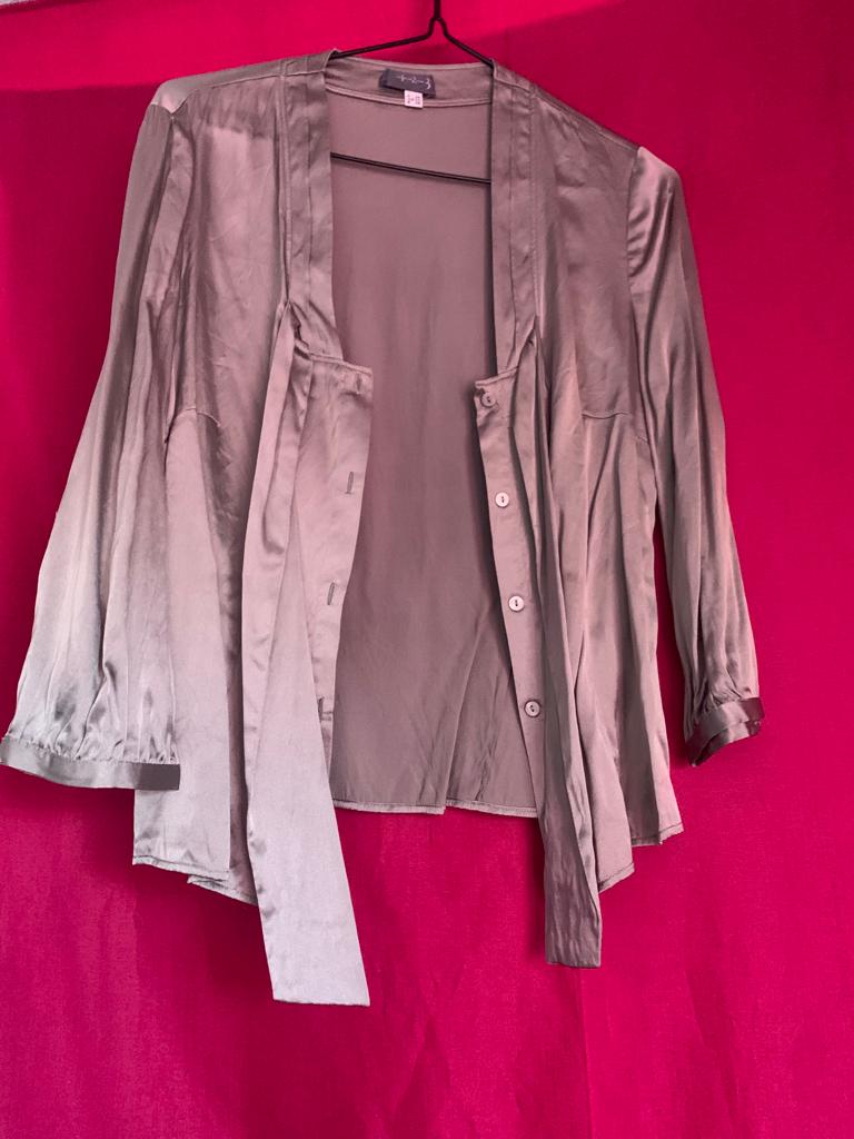 CHEMISES GRISES (GRAY SHIRTS)